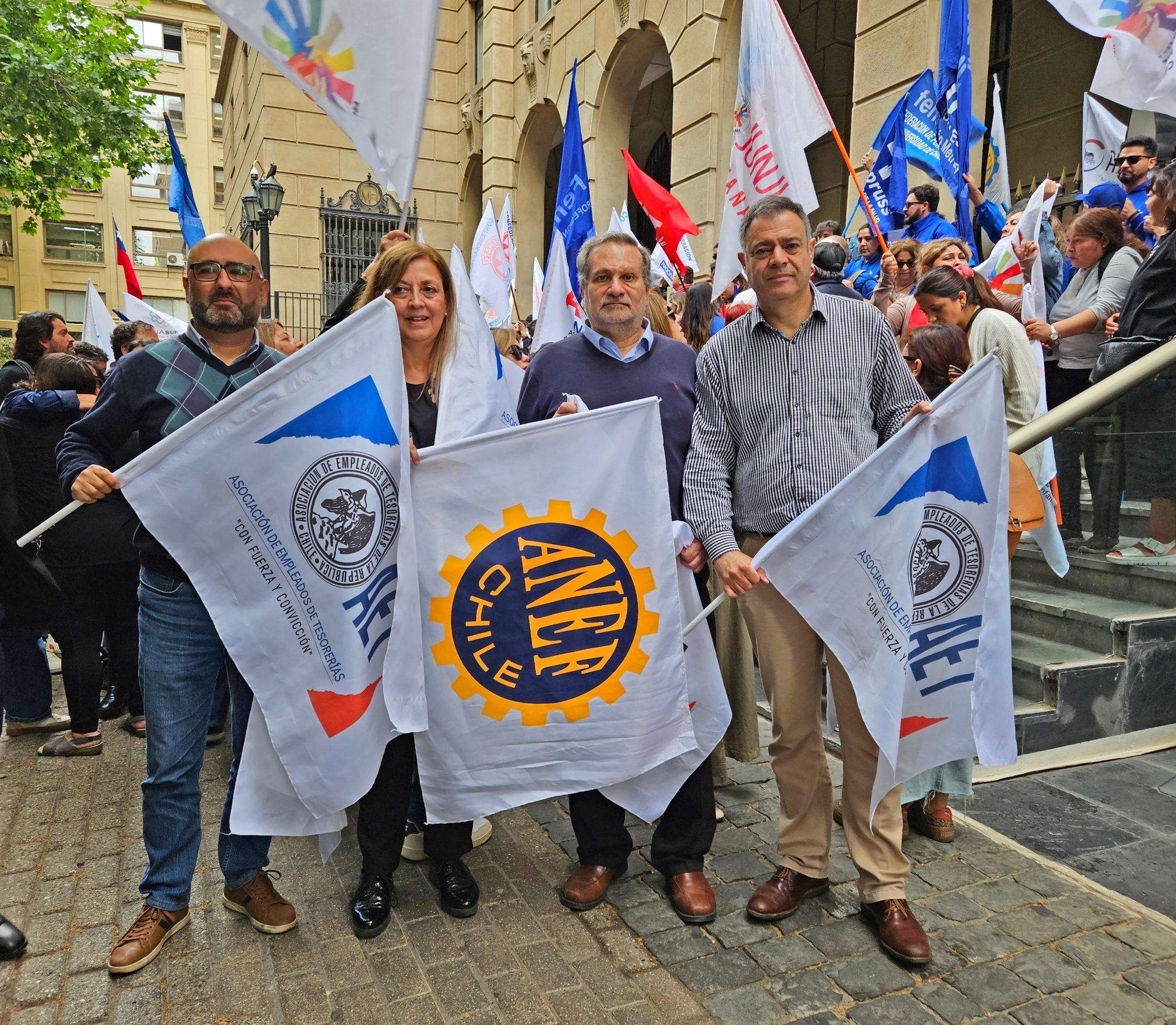 AET Presente En Hacienda En Defensa Del Reajuste Y Mejores Condiciones 